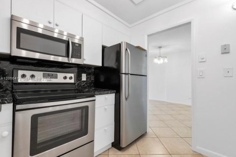 Купить кондоминиум в Бей-Харбор-Айлендс, Флорида 2 спальни, 120.77м2, № 2168305 - фото 8