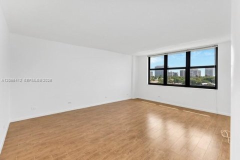 Купить кондоминиум в Бей-Харбор-Айлендс, Флорида 2 спальни, 120.77м2, № 2168305 - фото 16