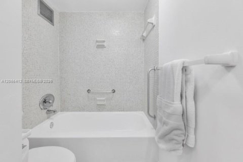 Купить кондоминиум в Бей-Харбор-Айлендс, Флорида 2 спальни, 120.77м2, № 2168305 - фото 22
