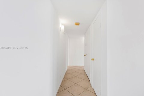 Купить кондоминиум в Бей-Харбор-Айлендс, Флорида 2 спальни, 120.77м2, № 2168305 - фото 10