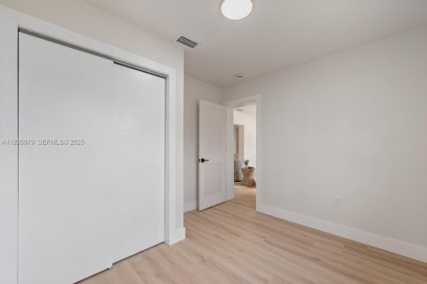 Commercial property in Miami Gardens, Florida 1 bedroom, 166.76 sq.m. № 1994680 - photo 2