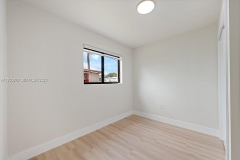 Commercial property in Miami Gardens, Florida 1 bedroom, 166.76 sq.m. № 1994680 - photo 4