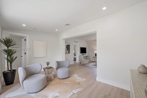 Commercial property in Miami Gardens, Florida 1 bedroom, 166.76 sq.m. № 1994680 - photo 3