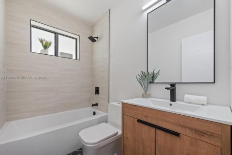 Commercial property in Miami Gardens, Florida 1 bedroom, 166.76 sq.m. № 1994680 - photo 5