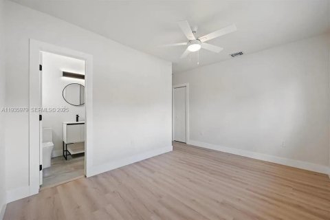 Commercial property in Miami Gardens, Florida 1 bedroom, 166.76 sq.m. № 1994680 - photo 1