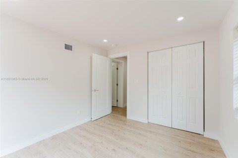 House in Fort Lauderdale, Florida 2 bedrooms, 92.9 sq.m. № 1807875 - photo 2