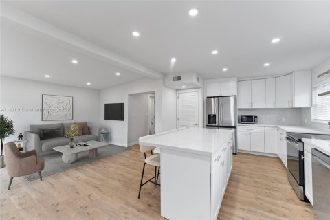 House in Fort Lauderdale, Florida 2 bedrooms, 92.9 sq.m. № 1807875 - photo 15