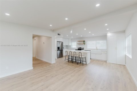 House in Fort Lauderdale, Florida 2 bedrooms, 92.9 sq.m. № 1807875 - photo 13