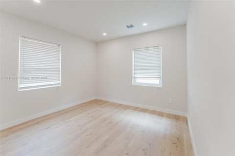 House in Fort Lauderdale, Florida 2 bedrooms, 92.9 sq.m. № 1807875 - photo 11