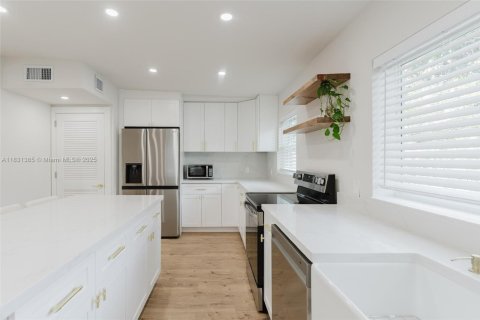 House in Fort Lauderdale, Florida 2 bedrooms, 92.9 sq.m. № 1807875 - photo 24
