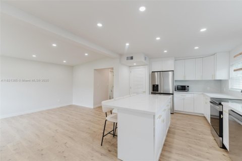 House in Fort Lauderdale, Florida 2 bedrooms, 92.9 sq.m. № 1807875 - photo 23