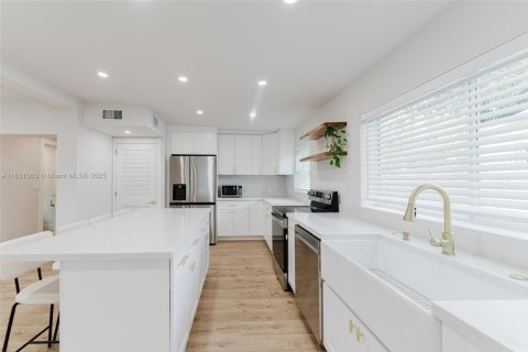 House in Fort Lauderdale, Florida 2 bedrooms, 92.9 sq.m. № 1807875 - photo 21