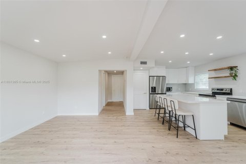House in Fort Lauderdale, Florida 2 bedrooms, 92.9 sq.m. № 1807875 - photo 12