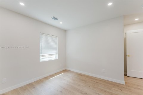House in Fort Lauderdale, Florida 2 bedrooms, 92.9 sq.m. № 1807875 - photo 10