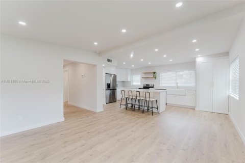 House in Fort Lauderdale, Florida 2 bedrooms, 92.9 sq.m. № 1807875 - photo 9