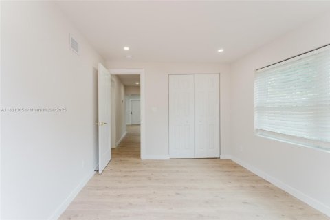 House in Fort Lauderdale, Florida 2 bedrooms, 92.9 sq.m. № 1807875 - photo 3