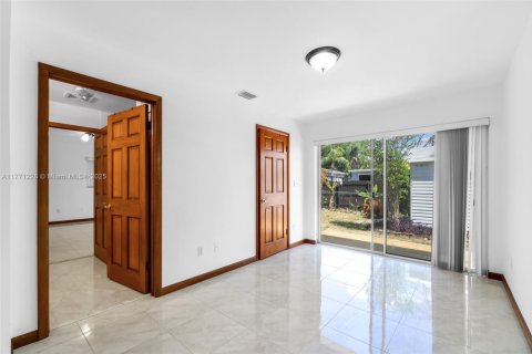 House in Palmetto Bay, Florida 2 bedrooms, 98.1 sq.m. № 1738824 - photo 6