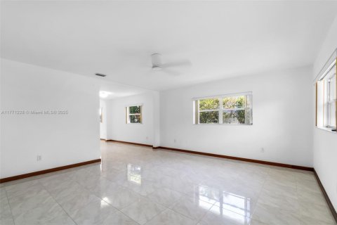House in Palmetto Bay, Florida 2 bedrooms, 98.1 sq.m. № 1738824 - photo 4