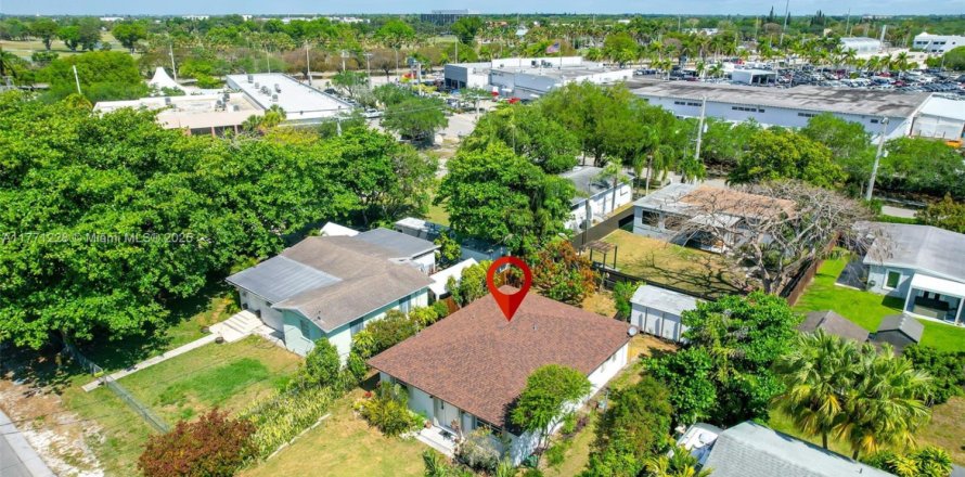 House in Palmetto Bay, Florida 2 bedrooms, 98.1 sq.m. № 1738824