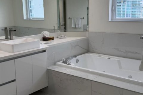 Condo in Sunny Isles Beach, Florida, 3 bedrooms № 2083485 - photo 12