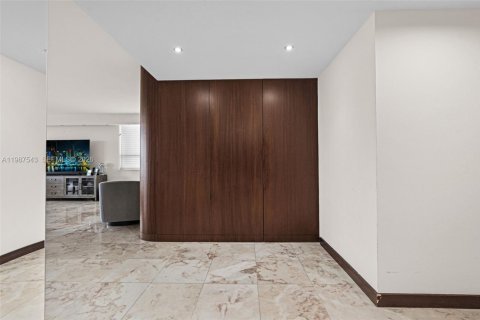 Copropriété à vendre à Bal Harbour, Floride: 2 chambres, 182.74 m2 № 2048923 - photo 8