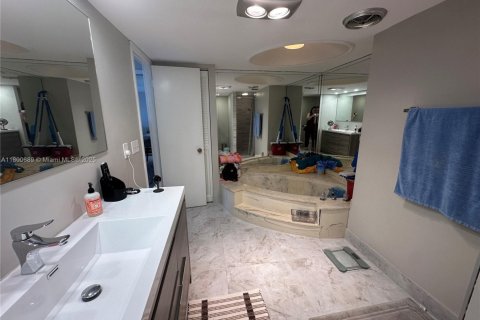 Condominio en venta en Hallandale Beach, Florida, 1 dormitorio, 120.77 m2 № 2193987 - foto 22