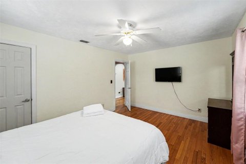 House in Saint Petersburg, Florida 3 bedrooms, 131.18 sq.m. № 2196474 - photo 15