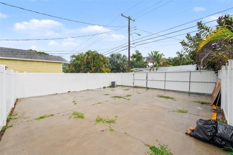 House in Saint Petersburg, Florida 3 bedrooms, 131.18 sq.m. № 2196474 - photo 26