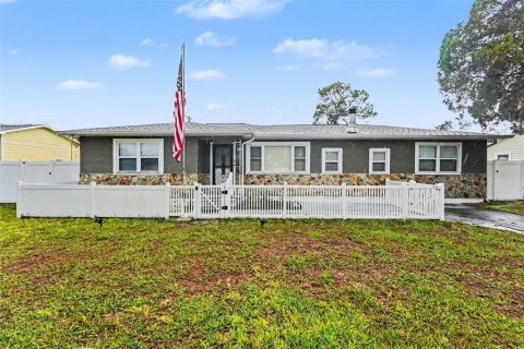 House in Saint Petersburg, Florida 3 bedrooms, 131.18 sq.m. № 2196474