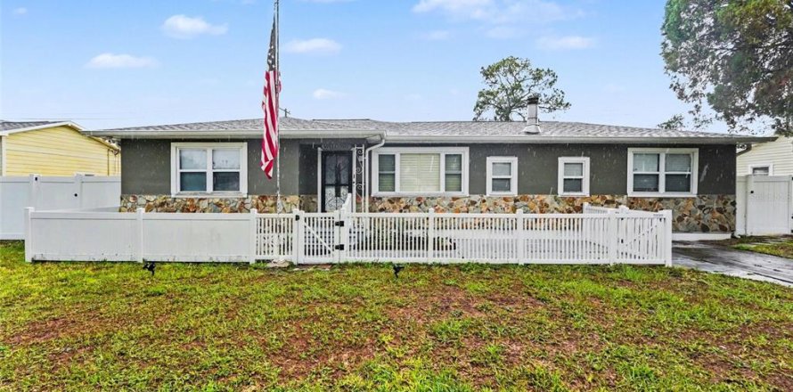House in Saint Petersburg, Florida 3 bedrooms, 131.18 sq.m. № 2196474