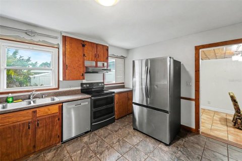 House in Saint Petersburg, Florida 3 bedrooms, 131.18 sq.m. № 2196474 - photo 12