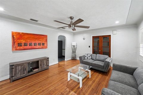 House in Saint Petersburg, Florida 3 bedrooms, 131.18 sq.m. № 2196474 - photo 4