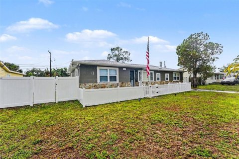 House in Saint Petersburg, Florida 3 bedrooms, 131.18 sq.m. № 2196474 - photo 3