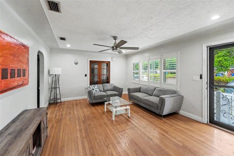 House in Saint Petersburg, Florida 3 bedrooms, 131.18 sq.m. № 2196474 - photo 5