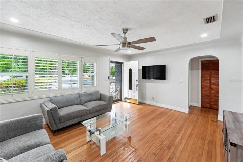 House in Saint Petersburg, Florida 3 bedrooms, 131.18 sq.m. № 2196474 - photo 9