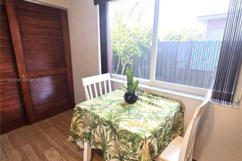 Снять в аренду коммерческую недвижимость в Майами, Флорида 1 спальня, 173.26м2, № 2030502 - фото 5