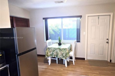 Снять в аренду коммерческую недвижимость в Майами, Флорида 1 спальня, 173.26м2, № 2030502 - фото 3