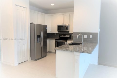 Touwnhouse à louer à Pembroke Pines, Floride: 4 chambres, 178.28 m2 № 1794413 - photo 15