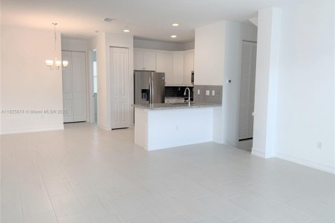 Touwnhouse à louer à Pembroke Pines, Floride: 4 chambres, 178.28 m2 № 1794413 - photo 13
