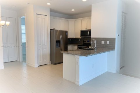 Touwnhouse à louer à Pembroke Pines, Floride: 4 chambres, 178.28 m2 № 1794413 - photo 14