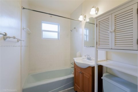 Купить виллу или дом в Майами, Флорида 2 спальни, 119.38м2, № 1972546 - фото 12