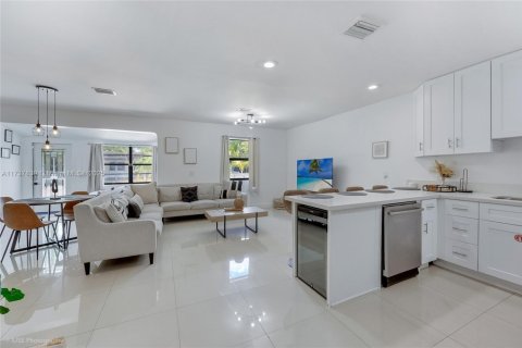 House in Dania Beach, Florida 3 bedrooms, 127.74 sq.m. № 1764843 - photo 14