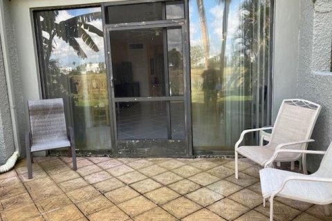 Condo in Lake Worth, Florida, 2 bedrooms  № 989279 - photo 1