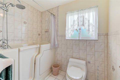 Villa ou maison à vendre à Miami, Floride: 3 chambres, 194.91 m2 № 2043224 - photo 25