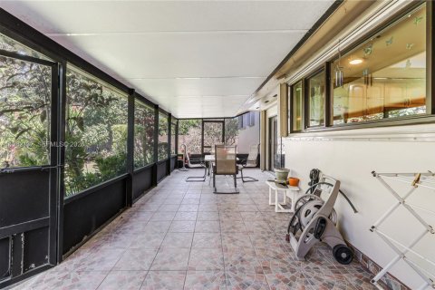 Villa ou maison à vendre à Miami, Floride: 3 chambres, 194.91 m2 № 2043224 - photo 30