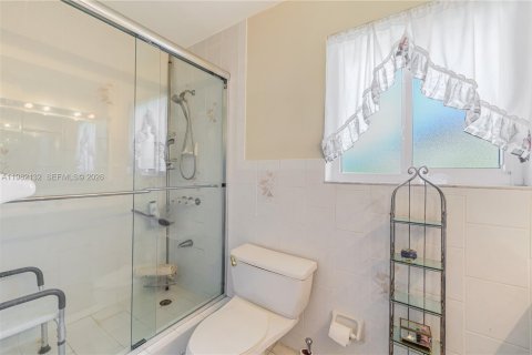 Villa ou maison à vendre à Miami, Floride: 3 chambres, 194.91 m2 № 2043224 - photo 26