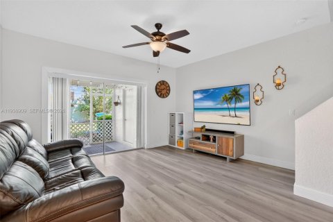 Купить таунхаус в Тамарак, Флорида 2 спальни, 103.12м2, № 1996529 - фото 10