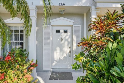 Купить таунхаус в Тамарак, Флорида 2 спальни, 103.12м2, № 1996529 - фото 2