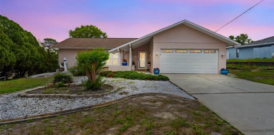 House in Spring Hill, Florida 2 bedrooms, 144 sq.m. № 2122901