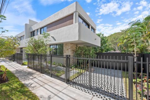 Adosado en Miami, Florida 3 dormitorios, 203.73 m2 № 2079090